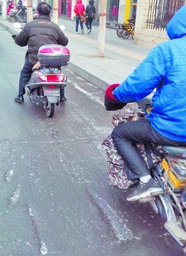 灑水車灑水致路面結冰圖片 灑水車灑水致路面結冰圖片